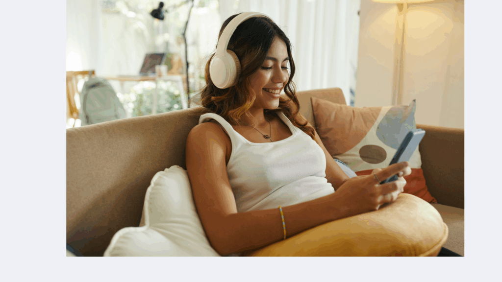 スマホをいじっている画像